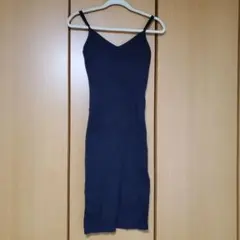 黒いキャミソールワンピースにセットアップのタートル