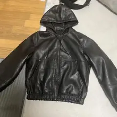 フード付き黒レザージャケット