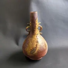 陶器製の独特な形状の花瓶