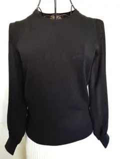 JUSGLITTYシンプル黒ニットセーター、お袖は異素材でやや透け感あり