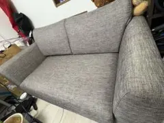 グレーの2人掛けソファ