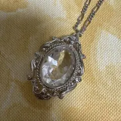 クリスタルオーバルネックレス