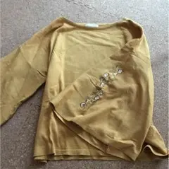 刺繍入りトップス