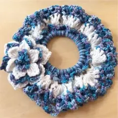 ハンドメイド☆レース編みシュシュ　ブルーグラデーション　お花モチーフ付き