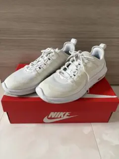 NIKE AIR MAX AXIS ホワイトスニーカー