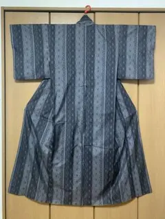 着物 黒色 中古品 正絹 本場大島紬 袷 麻の葉 デザイン◎ yzk008