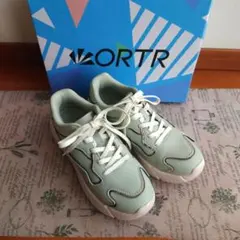 ★値下げ★ORTR メタリックラインスニーカー　ライトグリーン 22.5cmのサムネイル