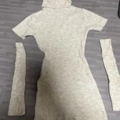 ベージュ タートルネック ニットワンピース