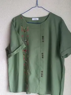 オリーブグリーン 半袖Tシャツ 　刺繍と飾りボタン