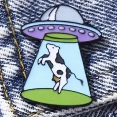 UFOと牛デザインピンバッチ　可愛い　お洒落　ブルー　カジュアル　新品　個性的