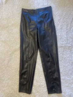 ZARA フェイクレザー　黒パンツ