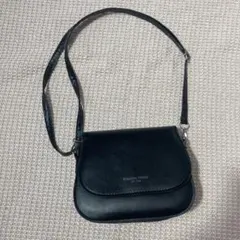 黒の合成皮革ショルダーバッグ