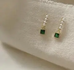 新品　スクエアのエメラルドとプチパールのラインピアス　925シルバー