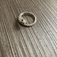 【2379】新品 シルバー調 蛇デザインリング 赤い目 10号