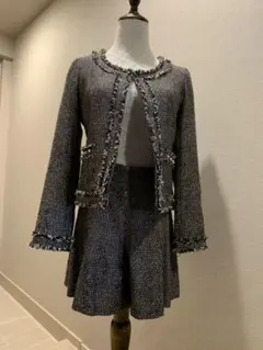 ノーカラージャケットと、ショートパンツのセットアップです。
