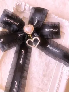 黒いリボンブローチ Just for you ハート型チャーム付き