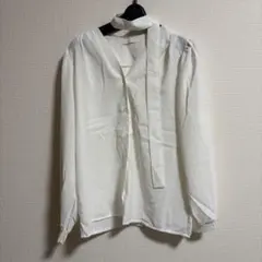 【新品未使用】ホワイトリボン付き長袖シャツ Mサイズ　オフィスカジュアル