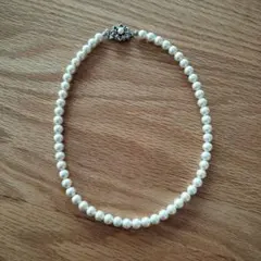 【美品】ホワイトパール ネックレス 花形留め具