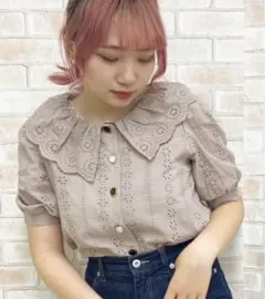 アプレジュール　レース　襟フリル　ブラウス　半袖　くすみピンク　ピンクベージュ