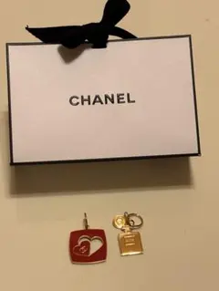 CHANELノベルティ ハート型と香水ボトルのチャームリップサイズショッパー付き