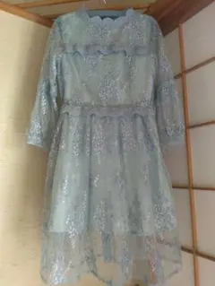 水色の刺繍入りレースドレス