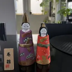雛人形 伝統的な紫と赤の陶器製
