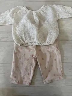 ホワイトトップスとドット柄ピンクボトムスセット