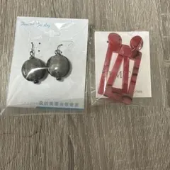グレー球体型＆赤長方形型ピアスセット