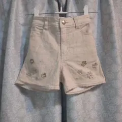 メゾピアノ♪お花モチーフ　ショートパンツ　ベージュ／130cm【used】