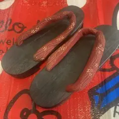 赤色花柄鼻緒の木製下駄