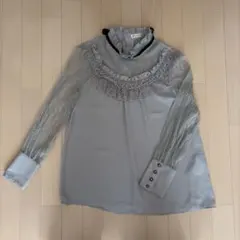 キノソリオ 胸元フリル 長袖ブラウス 光沢感 ライトグレー - メルカリ