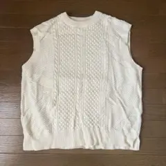GU アイボリー ケーブルニット ノースリーブベスト
