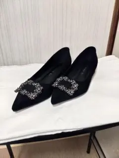 ビジュー付き黒スエード風パンプス