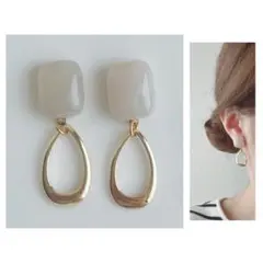 スクエア　ライトグレー　ゴールドメタル　小さめピアス　イヤリング　ハンドメイド