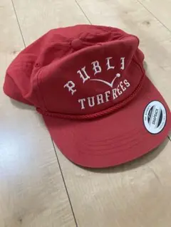 赤いスナップバックキャップ ロゴ入り
