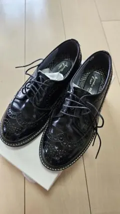 ハルタ　ブラックレザーウィングチップシューズ 22.5EE