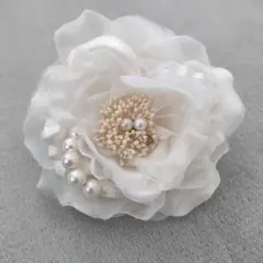 ホワイト　花モチーフ　パール　コサージュ　入学式　卒業式　発表会　シフォン