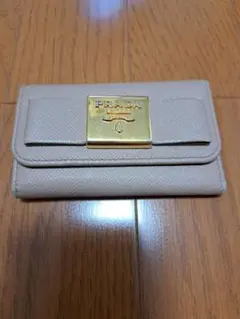 PRADA ベージュ レザー キーケース