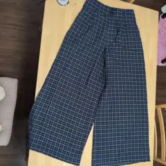 ネイビーとホワイトのチェック柄ワイドパンツ