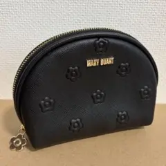 ★MARY QUANT★ 「シンプルエンボスデイジーラウンドポーチ（ブラック）」のサムネイル