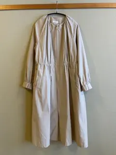 新品☆試着のみ♪a.v.v ベージュ ノーカラーコート ジップアップのサムネイル