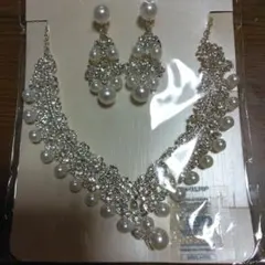 パールとクリスタルのネックレス、イヤリング
