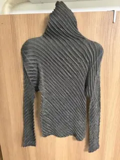 ISSEY MIYAKE プリーツ 長袖 トップス　ハイネックのサムネイル