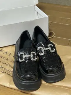 クロコ型押しビジュー付き厚底ローファー