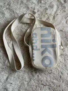 niko and... スマホショルダーバッグ クリーム色 ロゴ入り