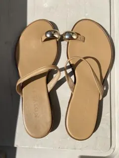 LE TALON メタルサムリングサンダル　フラットサンダル