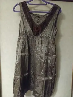 ビーズ装飾付きブラウンノースリーブチュニック