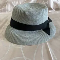 グレー ストロー ボウlerハット 黒リボンのサムネイル