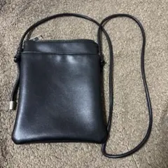 黒いレザーショルダーバッグ