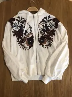 グレースコンチネンタル　刺繍ショートパーカー　ホワイトのサムネイル